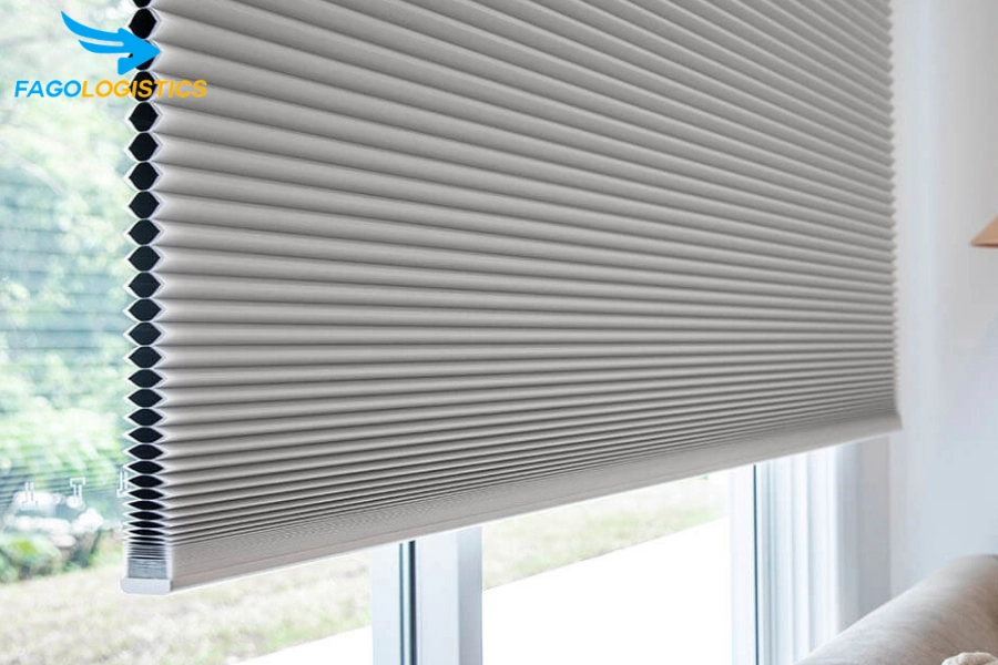 Thủ tục nhập khẩu rèm tổ ong chất liệu vải Polyester tráng bạc (Mã HS 63039200)
