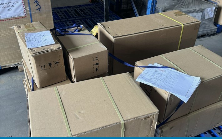 Ảnh minh họa: Bốc xếp hàng lẻ trong kho phục vụ gom hàng LCL