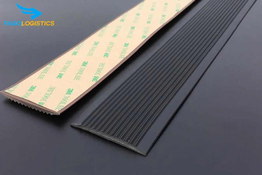 Thủ tục hải quan nhập khẩu dải cầu thang chống trượt nhựa PVC: Hướng dẫn áp mã HS 39259000