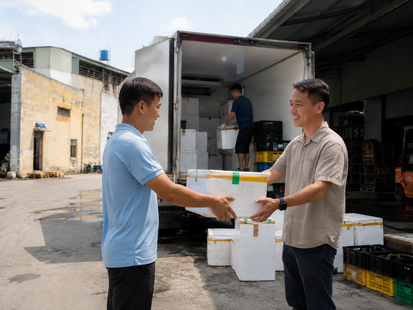 Giao hàng lạnh cho khách