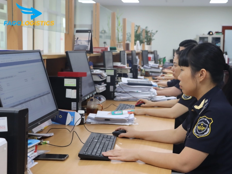 Thủ tục nhập khẩu khung treo poster bằng sắt