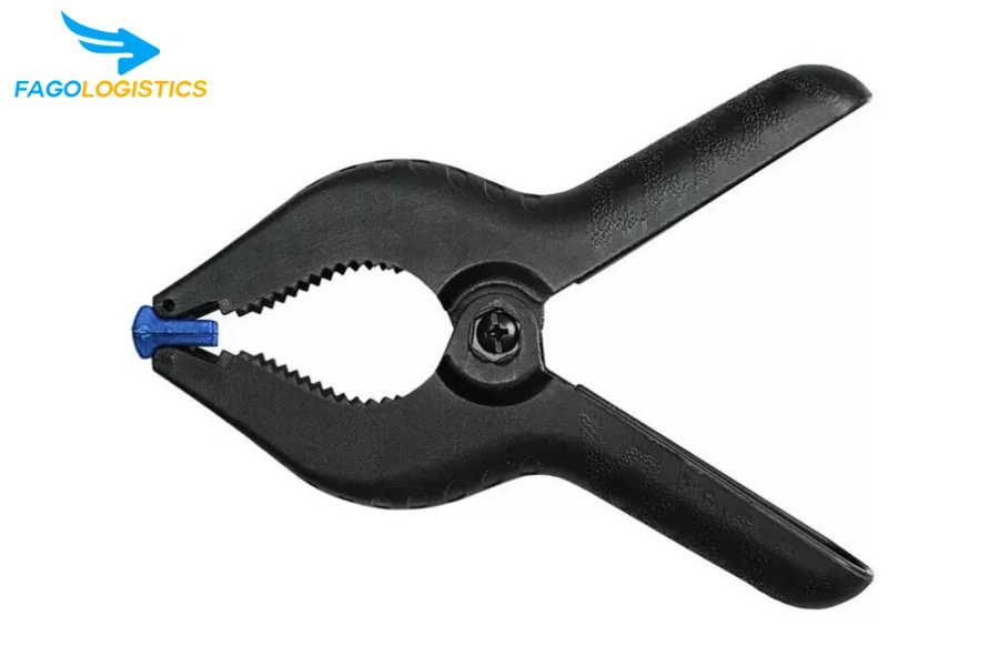 Thủ Tục Nhập Khẩu Kẹp Lò Xo Bằng Nhựa: Mã HS, Thuế Và Quy Trình Mới Nhất