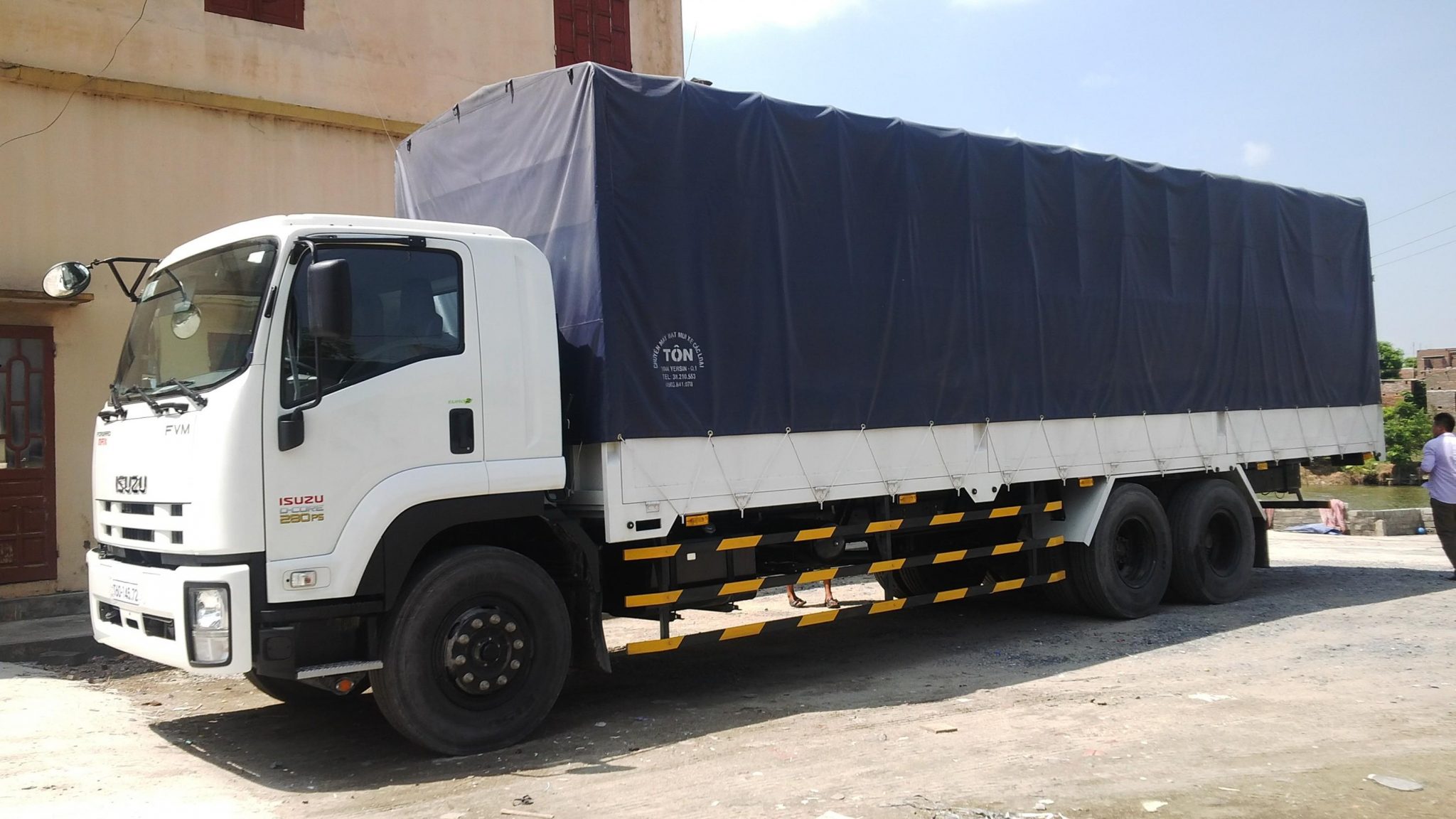 Xe lên xe vận chuyển