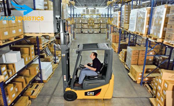 Tìm hiểu chung về xe nâng kho lạnh 2 Xe nâng vận chuyển hàng hóa