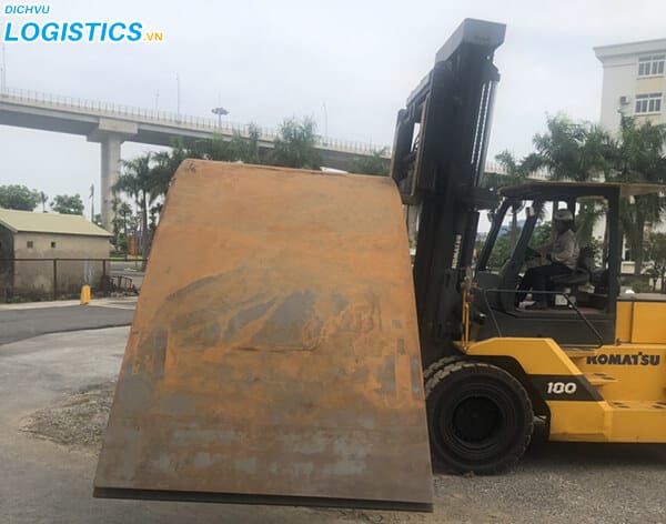 Dịch vụ cho thuê xe nâng hàng Hà Nội 3 Các tấm sắt lớn đang được nâng lên chuyên nghiệp