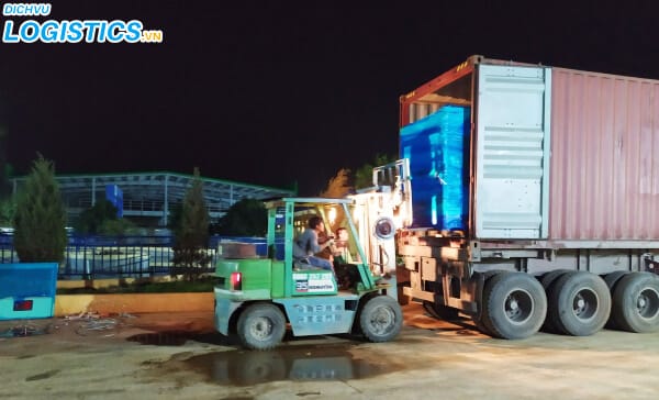 Bốc xếp hàng hóa bằng xe cẩu và xe nâng 3 Đưa hàng hóa vào thùng container bằng xe nâng