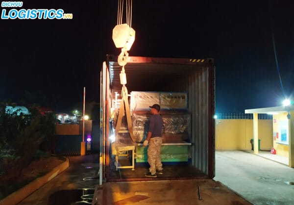 Dịch vụ cẩu hàng, cho thuê xe cẩu hàng hóa 3 Cẩu hàng từ trong container từ thùng xe