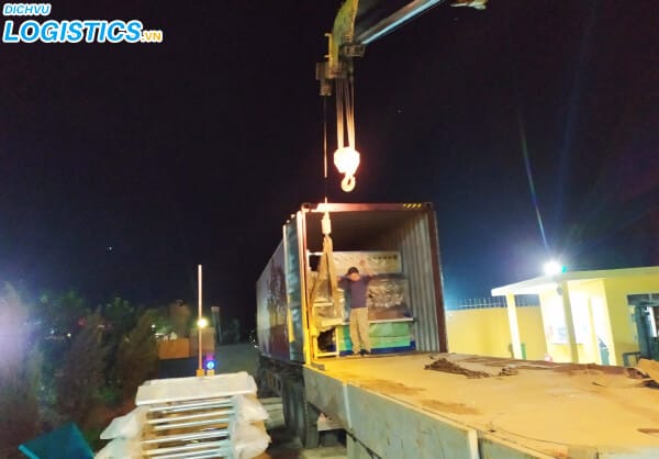Dịch vụ cẩu hàng, cho thuê xe cẩu hàng hóa 2 Cẩu hàng từ trong container