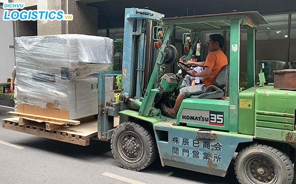 Lợi ích khi sử dụng dịch vụ thuê xe nâng hàng 3 Nâng hàng ra xe cho chủ hàng