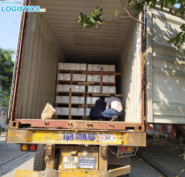 Dịch vụ cho thuê xe vận chuyển hàng hóa tại Hà Nội 2 Đóng hàng lên xe tải chở hàng chuyên nghiệp