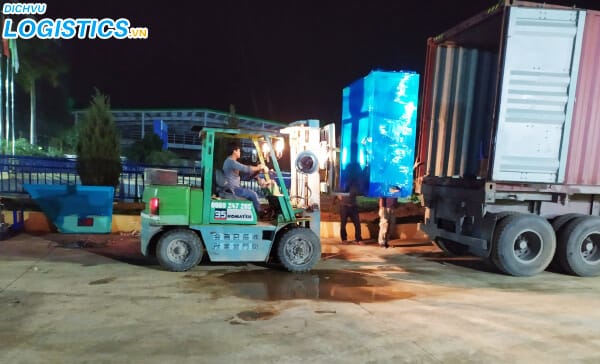 Dịch vụ nâng hạ hàng hóa tại bến cảng 2 Chuyển hàng hóa trong thùng container
