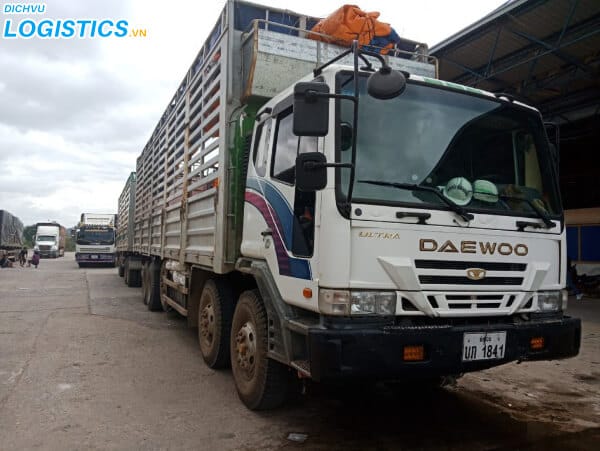 Dịch vụ vận chuyển hàng từ Nhà Trang ra Hà Nội 2 Xe chở hàng từ Nha Trang ra Hà Nội