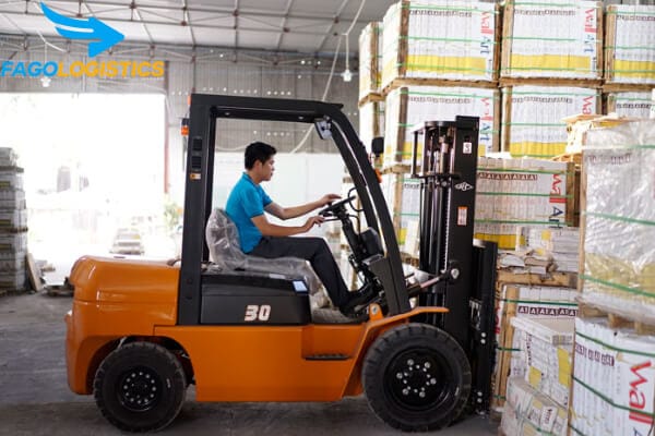 Dịch vụ nâng hạ tải hàng hóa chuyên nghiệp 4 Dịch vụ nâng hạ hàng hóa bằng xe nâng máy