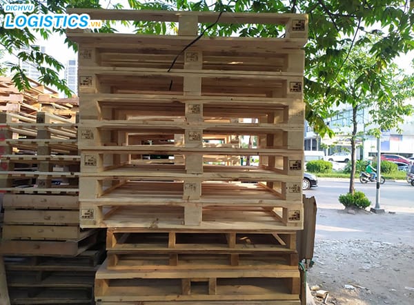 Sử dụng pallet gỗ trong kho đông lạnh mang lại hiệu quả 2 Đóng hàng pallet bằng gỗ