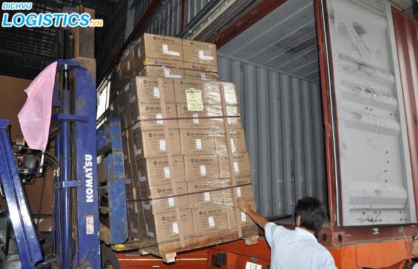 Kỹ thuật đóng hàng vào Container 5 Đưa hàng hóa vào container