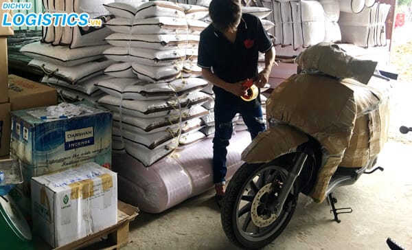 Có thể vận chuyển xe máy ra Phú Quốc không? 2 Đóng gói xe máy vận chuyển ra Phú Quốc