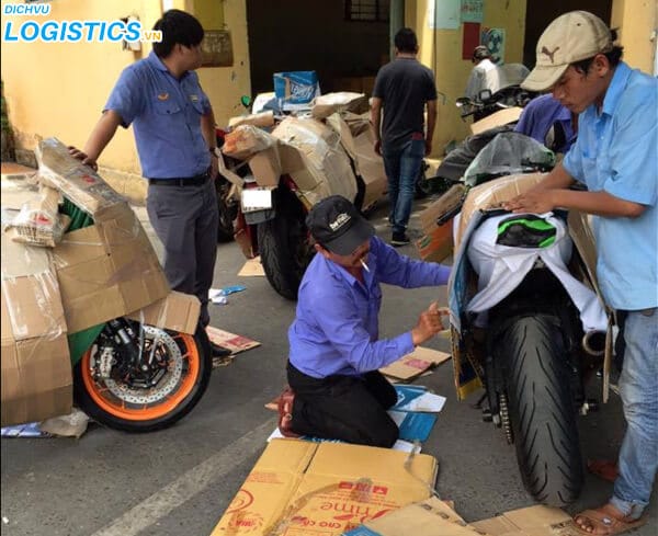 Dịch vụ vận chuyển xe máy ra Phú Quốc 3 Đóng kiện hàng xe máy cẩn thận gửi đi Phú Quốc