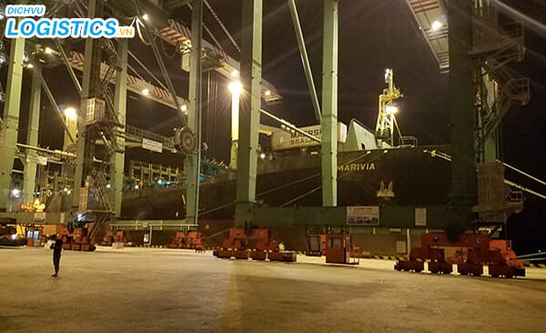 Đặc điểm của ngành vận tải đường biển 4 Đưa hàng lên tàu trong đêm