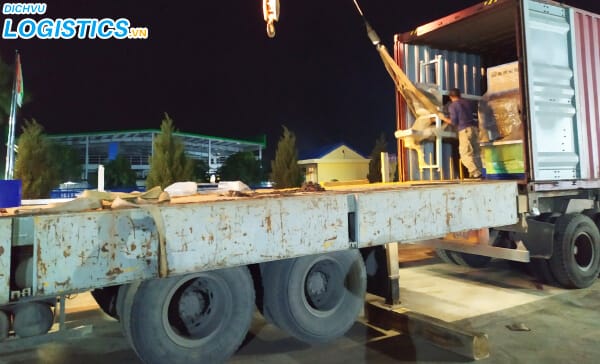 Bốc xếp hàng hóa bằng xe cẩu và xe nâng 4 Dùng xe cẩu để cẩu hàng vào thùng container