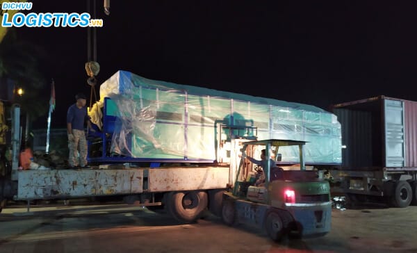 Dịch vụ nâng hạ hàng hóa tại bến cảng 4 Hạ hàng hóa khối lượng lớn xuống đất