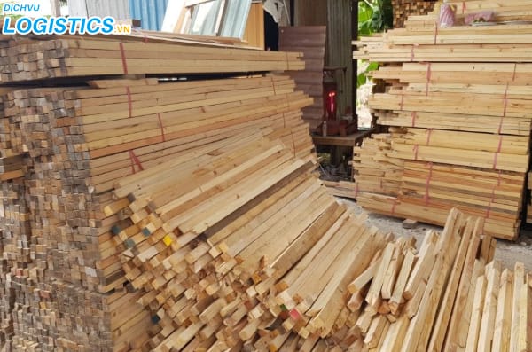 Gỗ pallet trang trí là gì? Ứng dụng của gỗ pallet trang trí trong sản xuất 2 Những thanh pallet gỗ tại xưởng
