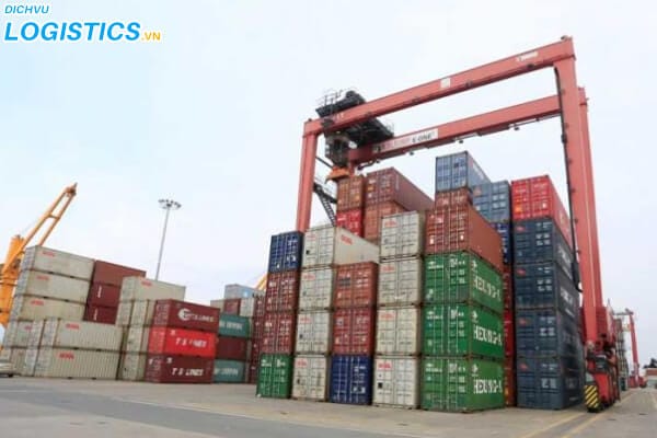 Dịch vụ vận tải đường biển nhanh, an toàn, hiệu quả. 2 Hàng container tại bến cảng chuẩn bị vận chuyển