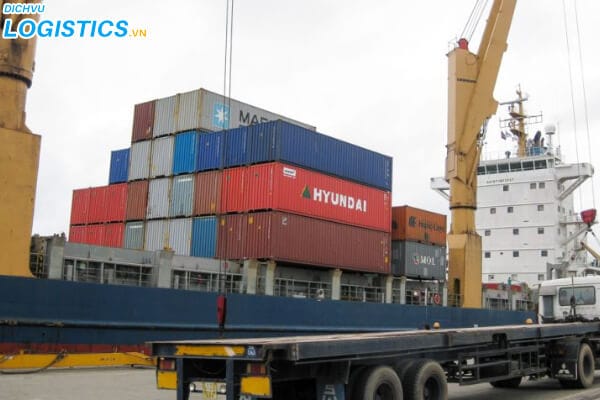 Dịch vụ vận tải đường biển nhanh, an toàn, hiệu quả. 3 Hàng hóa được đóng trong container vân chuyển theo đường biển
