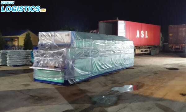 Dịch vụ nâng hạ hàng hóa tại bến cảng 5 Hàng hóa khối lượng lớn được hạ xuống an toàn