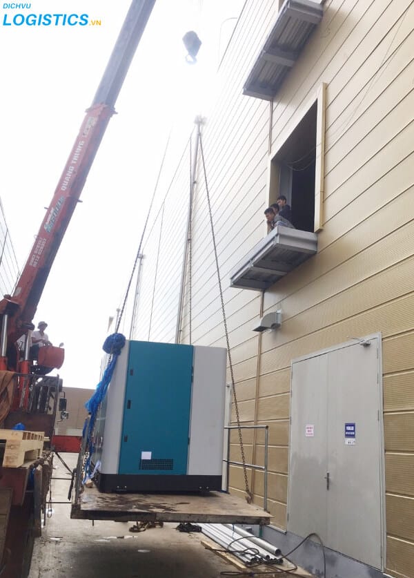 Dịch vụ cho thuê cẩu nâng Kato 50 tấn 4 Khối lượng hàng hóa đang được cẩu lên cao