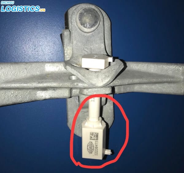 Dịch vụ đóng hàng container và gia cố container 5 Kiểm tra khóa cửa thùng container