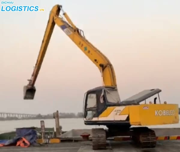 Dịch vụ cho thuê máy xúc vật liệu công trình 2 Hình thức cẩu vật liệu xây dựng lên bờ tại bến tàu