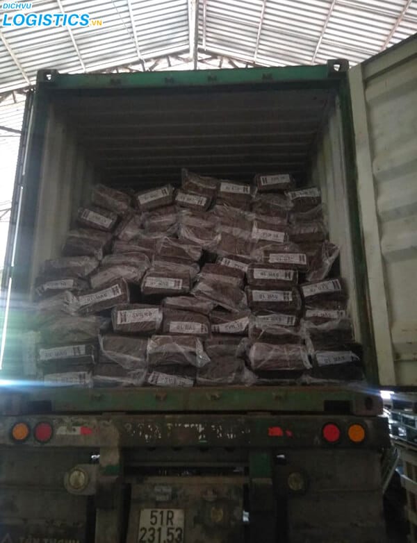 Dịch vụ vận chuyển hàng hóa bằng xe tải 3 Đóng hàng lên thùng container để vận chuyển
