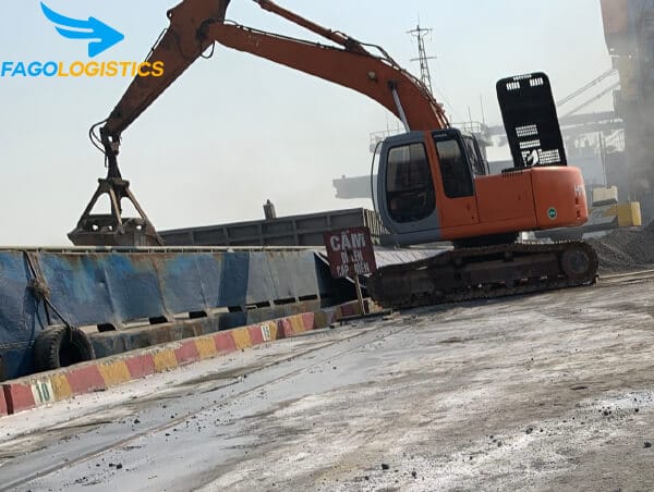 Dịch vụ vận chuyển xi măng clinker 3 Vận chuyển xi măng - Clinker tại bến cảng