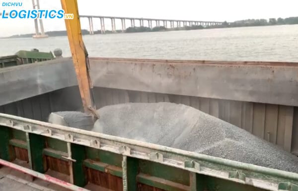 Dịch vụ cho thuê máy xúc vật liệu công trình 3 Vật liệu dưới bên tàu