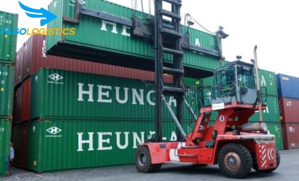 Thủ tục nhập khẩu hàng nước ngoài về Việt Nam 4 Xe hỗ trợ nâng hàng tại bến cảng ở Việt Nam