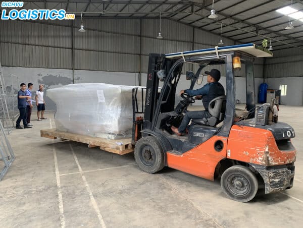 Dịch vụ vận chuyển hàng hóa bằng xe tải 5 Kho hàng hóa có hệ thống nâng đỡ chuyên nghiệp