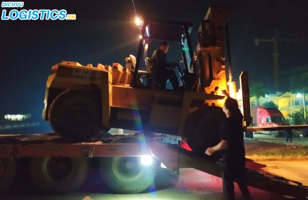 Bốc xếp hàng hóa bằng xe cẩu và xe nâng 5 Xe nâng hàng hóa vào container chuyên nghiệp