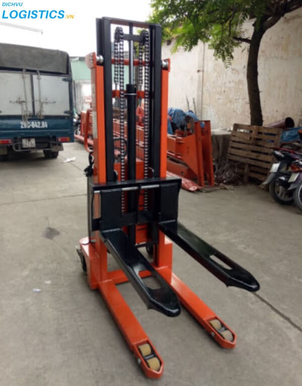 Xe nâng hạ pallet là gì? Ứng dụng của xe nâng hạ pallet 3 Xe nâng hạ pallet cao