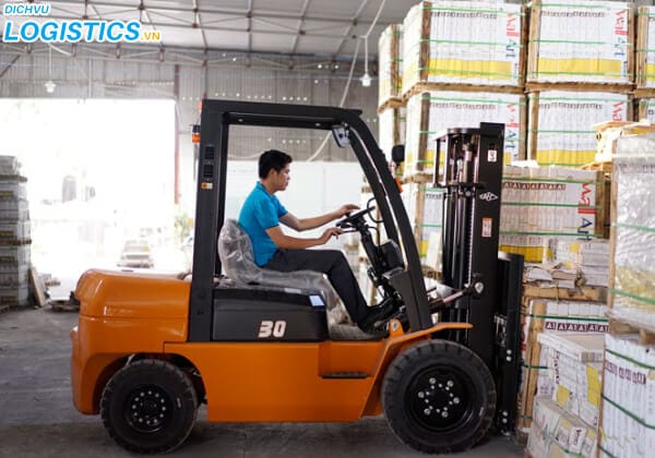 Xe nâng chạy bằng gas, ưu nhược điểm 3 Xe nâng hàng hóa chạy bằng gas làm việc trong nhà kho